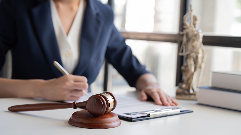 与正义天平一起工作的亚洲女律师或法律顾问图片下载