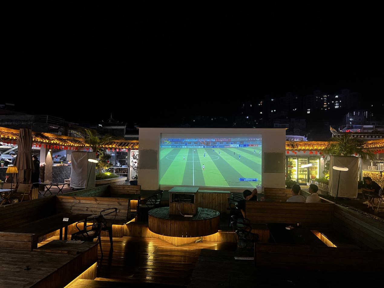球迷相约烧烤店看球。