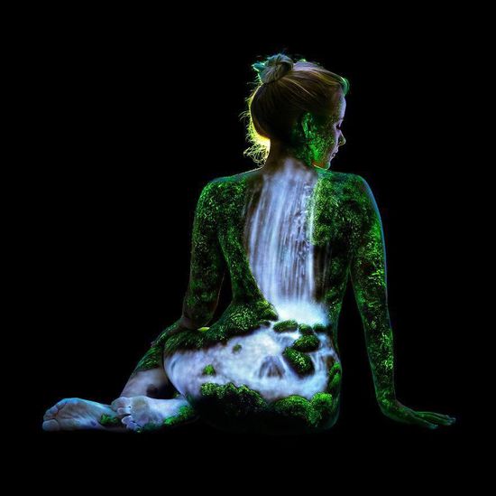 逆天人体彩绘将美女与自然融为一体 超强伪装考验你眼力