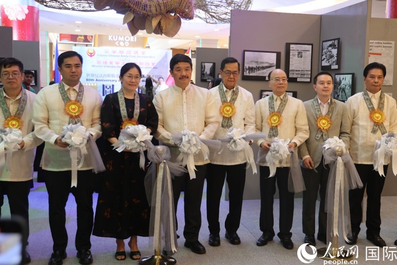 纪念世界反法西斯战争胜利八十周年图片展，在马尼拉中国城美加广场隆重举行。人民网记者 樊帆摄