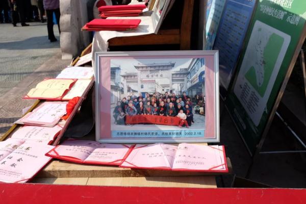 杭州最牛全家福!光60岁以上的就有99个,站凳子上才能把人拍齐……