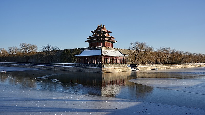 对称的故宫护城河角楼图片下载