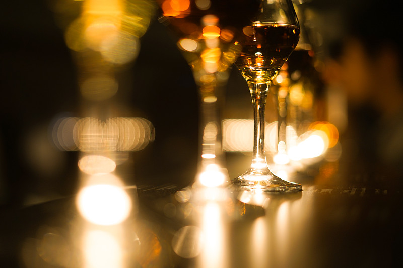 桌子上酒杯里的酒的特写图片下载