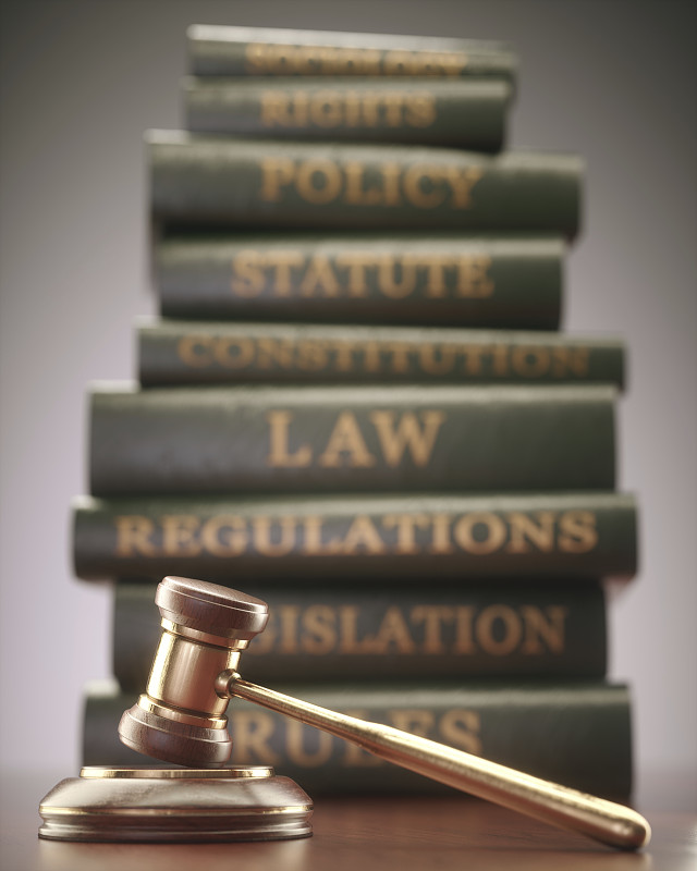 法官的法槌和书籍图片下载