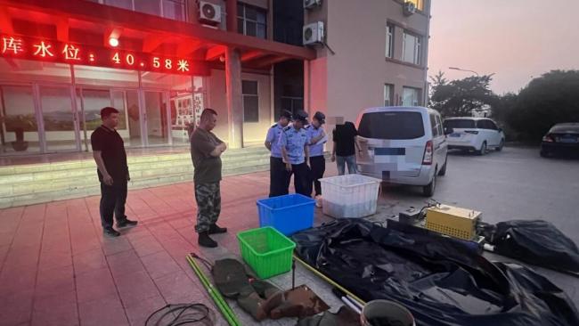 男子连续三天非法电鱼被拘