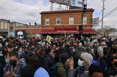 “黑命贵”大结局 拜登给6岁女孩跪了 公开承认：美国灵魂上有污点