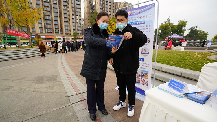 税务干部在湿地公园开展户外法治成果展。成都市税务局供图