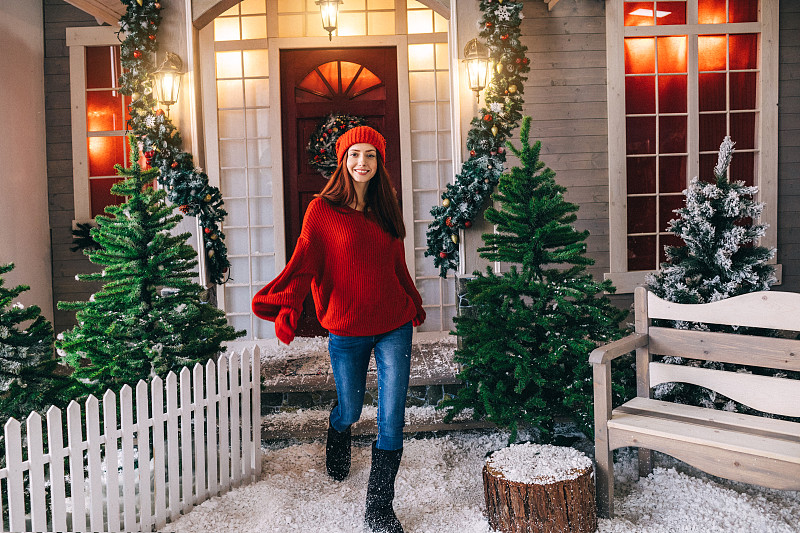 美丽的女人站在她家门前图片下载