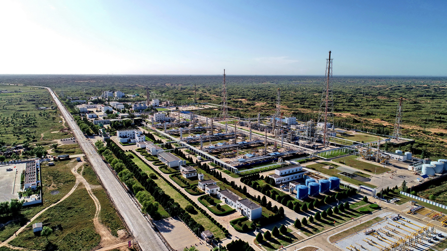 长庆年产天然气量约占国内总产气量的五分之一,当前每天生产超1.3亿立方米天然气。黄陈晨摄