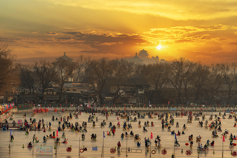 冬季北京夕阳下后海滑冰的人群图片下载
