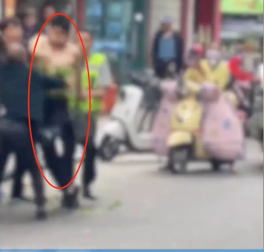 城管脱掉制服踹倒菜贩,算暴力执法吗?