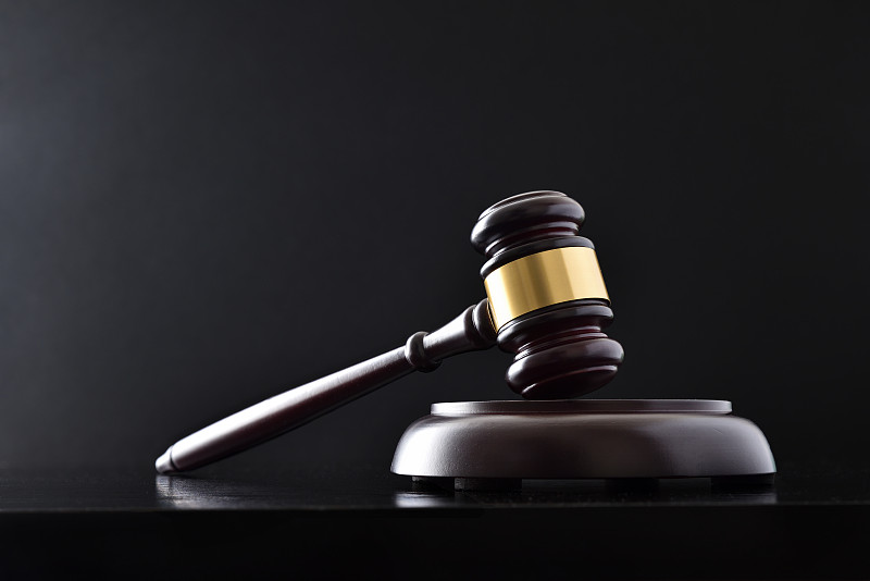 黑色桌面上孤立背景的法官法槌背景图片下载