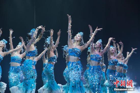 资料图：2019年2月18日，由中国国务院侨办、中国侨联主办的2019年“四海同春”慰侨演出在美国纽约曼哈顿中心举行，为当地华侨华人和民众送去新春的问候和祝福。/p中新社记者 廖攀 摄