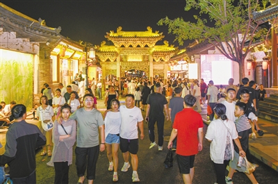 随着我市文旅融合的深入推进,夜游古城已成为游客体验大同文化魅力的重要一环。夜幕降临,大同古城化身璀璨画卷,东南邑、鼓楼东西街等街区灯火辉煌,吸引着来自五湖四海的游客打卡。资料照片