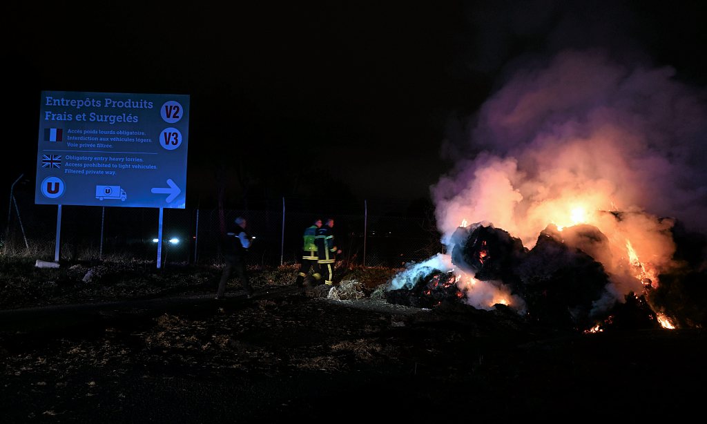 当地时间2024年1月28日,法国农民抗议活动逼近巴黎。(视觉中国)