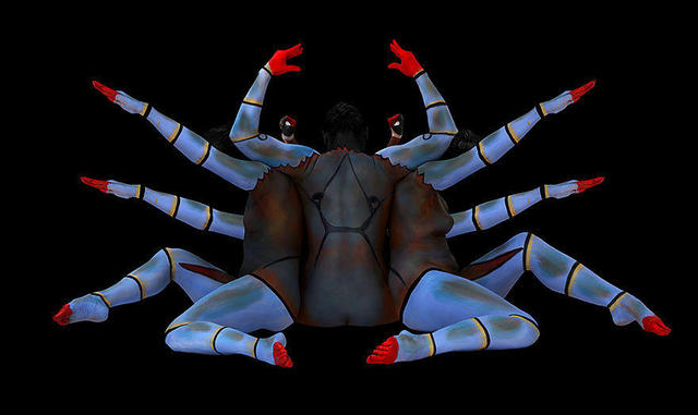 逆天人体彩绘将美女与自然融为一体 超强伪装考验你眼力