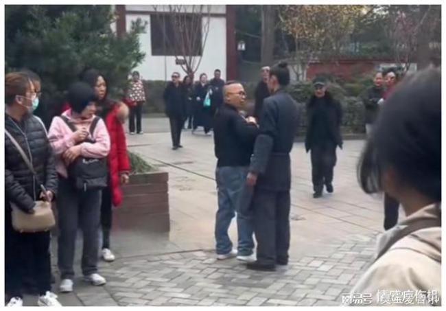 游客偷许愿池的钱遭道长呵斥 当场让其交出来归还回去