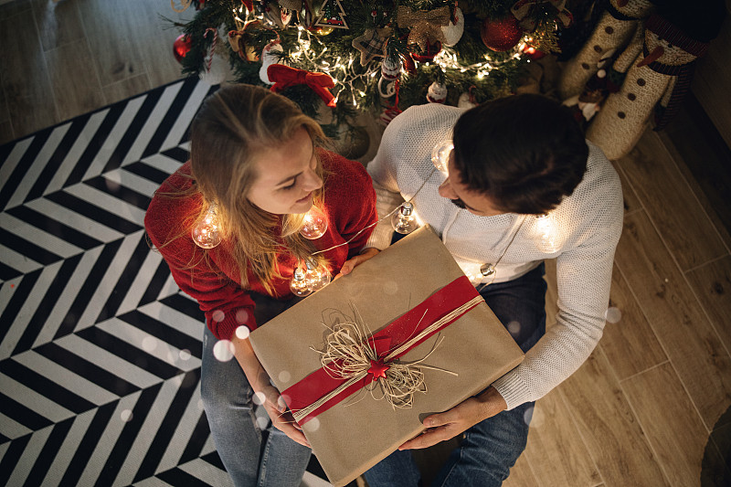 情侣在平安夜交换礼物图片下载