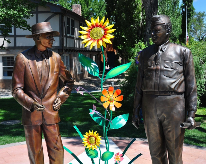 Статуя Роберта Оппенгеймера и Лесли Гровса в Лос-Аламосе (https://www.flickr.com/photos/larry1732/7770138544)