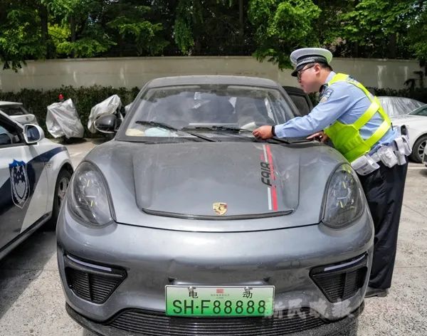 上海街头这辆“老头乐”太炸裂！“保时捷”“法拉利”合体，车主原本还打算……