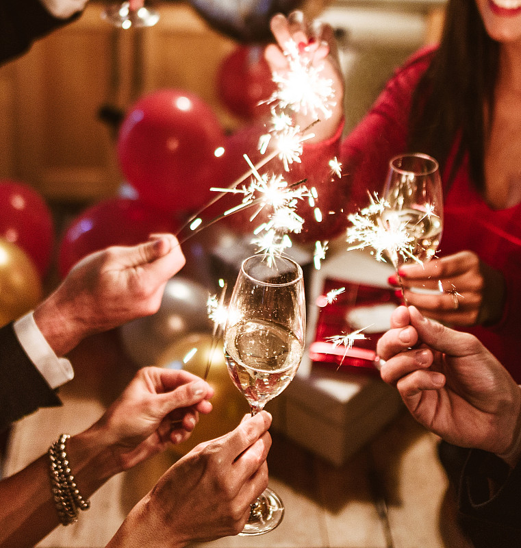 开香槟庆祝新年图片下载