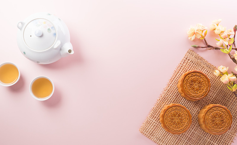 中国中秋节的概念由月饼，茶和梅花在柔和的背景。图片下载