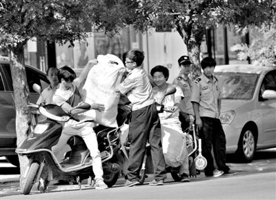 7��17�����磬���˾ɹ���С��·�ڣ������ΰ�Ա������һ��������С�ֵĵ絥�����Ե絥���ϵ�������С���顱���¾������� �⽭ ��