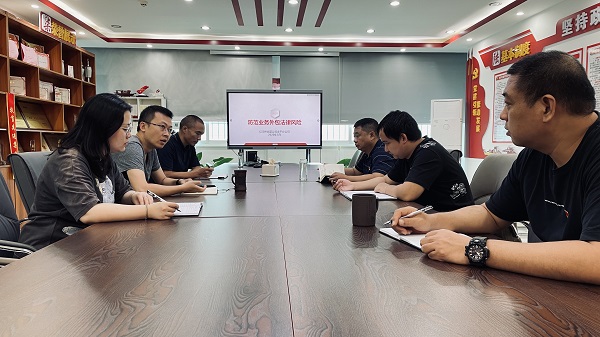 金平县烟草专卖局工作人员讨论“防范业务外包风险”诊断课题规范性合同文本制定。李怡璇摄