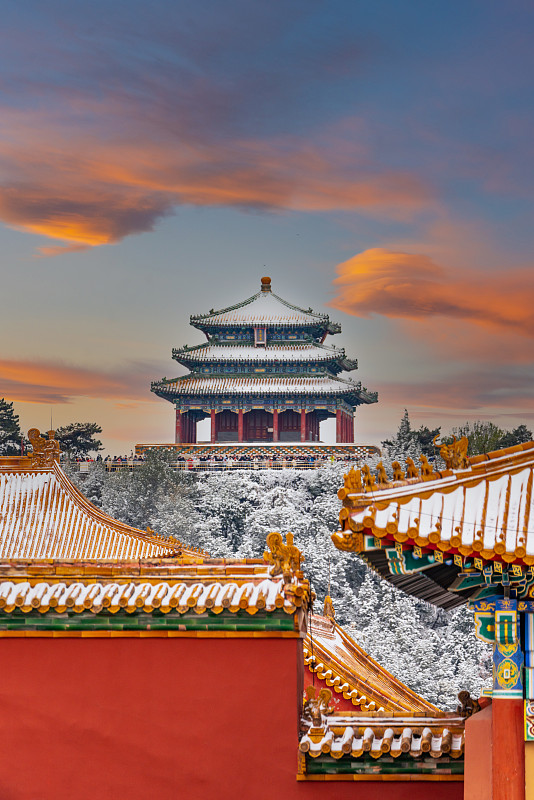 景山万春亭与故宫宫殿红墙雪景图片下载