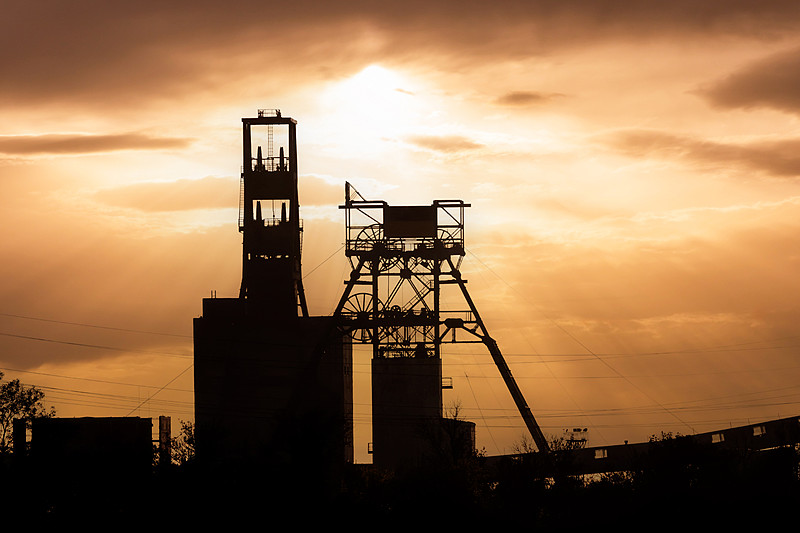 煤矿建筑在日落时分。煤矿开采图片下载