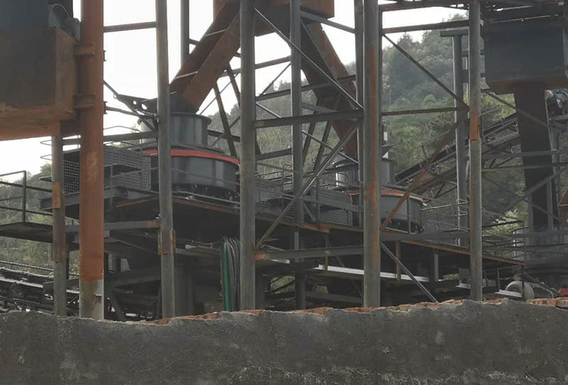 ما هي المكونات الرئيسية لكسارة الصخور?