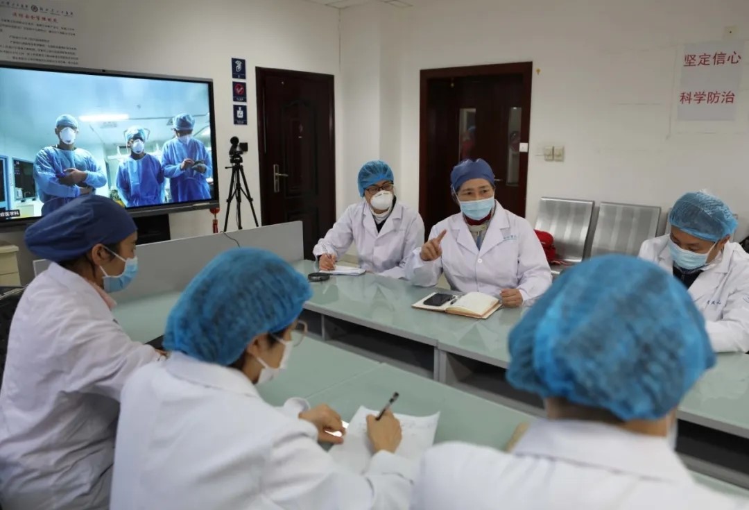 2月21日，武汉大学人民医院东院办公区，中国工程院院士、国家卫健委高级别专家组成员李兰娟及其所在的浙江大学医学院附属第一医院医疗队正在进行远程诊疗。李 舸 摄