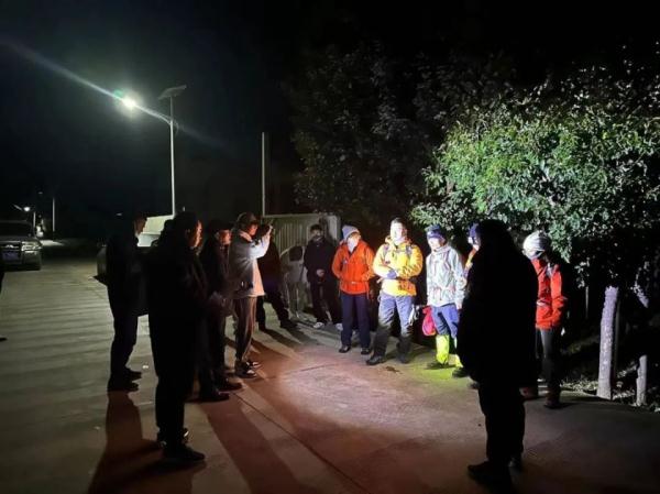 大理:11人凌晨欲私自攀爬苍山兰峰被拦获,其中2人被立案