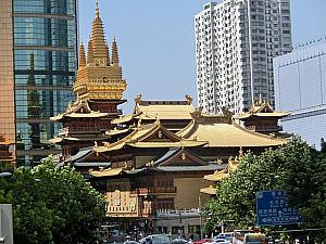 仏教寺院は金ぴか