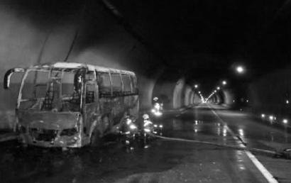 客车隧道内失火 1辆汽油罐车相距不到百米