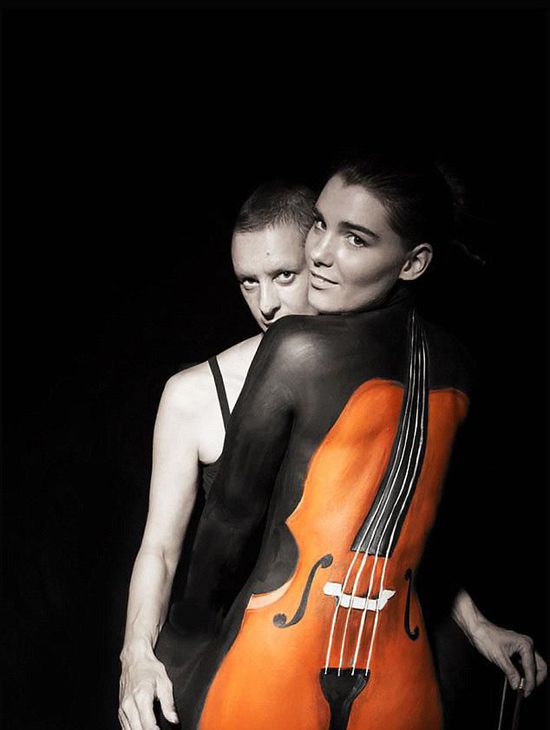 逆天人体彩绘将美女与自然融为一体 超强伪装考验你眼力