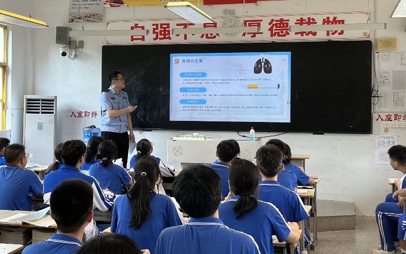 枝江市烟草专卖局走进枝江一中校园,开展“守护未成年人健康成长”普法进校园活动.