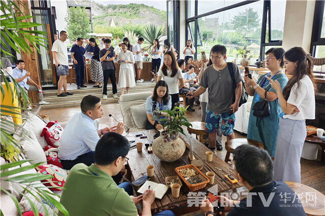 记者们正在民宿里集体采访。第1眼TV-华龙网记者 石涛 摄