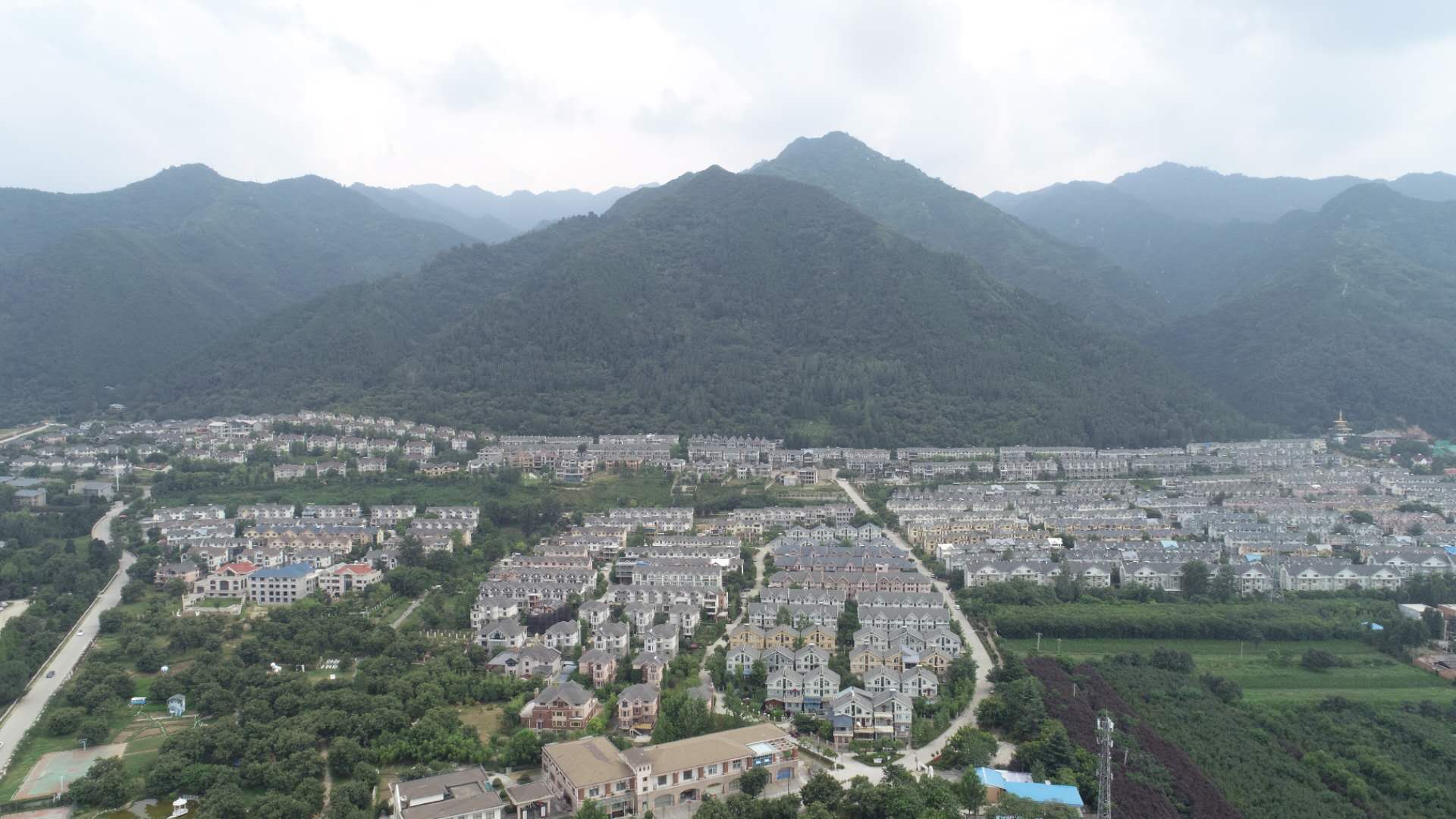 已建成的别墅项目,独栋联排别墅共1000多栋。