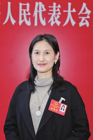 　　张兰代表在履职中积极为老百姓做实事、解难事。　　□记者 赵劼 摄