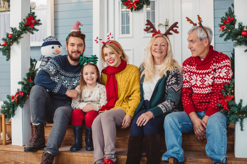 圣诞节早上和家人在一起。图片下载
