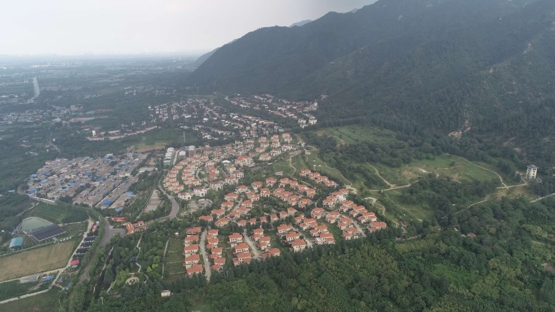 据某违建别墅中介介绍,该项目近两千户别墅已基本全部售出。