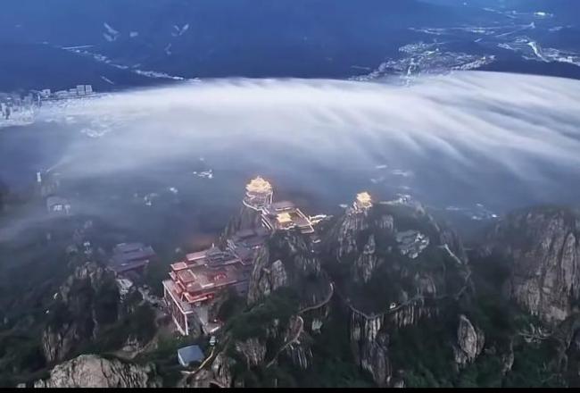 河南老君山上空现“灵气护罩” 云海奇观引发热议