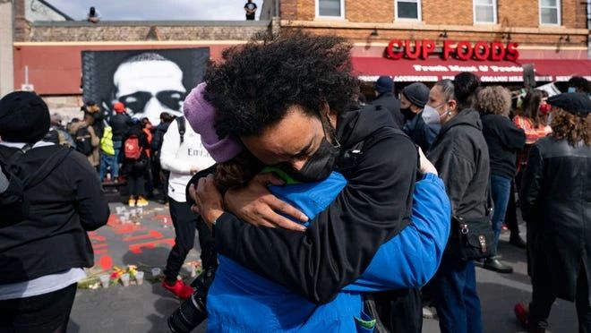 “黑命贵”大结局 拜登给6岁女孩跪了 公开承认：美国灵魂上有污点