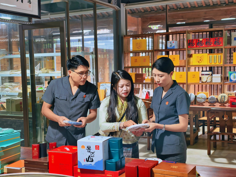 澜沧县人民法院法官深入景迈山了解茶企在知识产权方面的需求。马丽莉摄