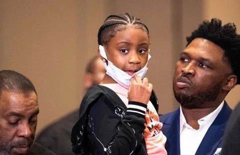 “黑命贵”大结局 拜登给6岁女孩跪了 公开承认：美国灵魂上有污点