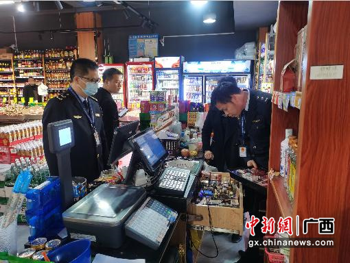 图为平果市烟草专卖局联合公安局、市场监管局执法人员开展市场清理整顿专项行动。覃浩 摄