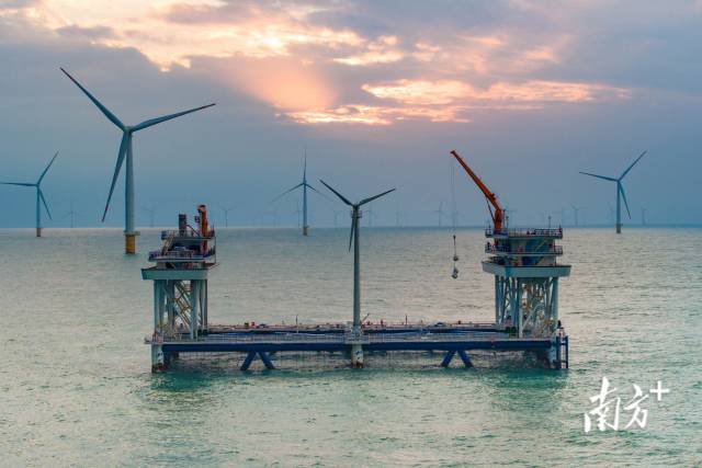 2024年11月25日，广东汕尾后湖风电场海域，运行中的“伏羲一号”。南方+记者 张令 摄