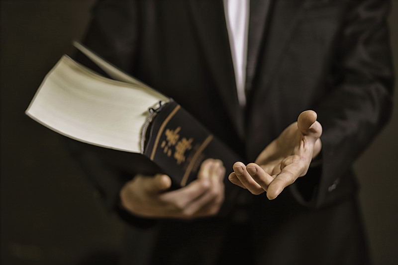 手持法律书籍做手势的律师图片下载