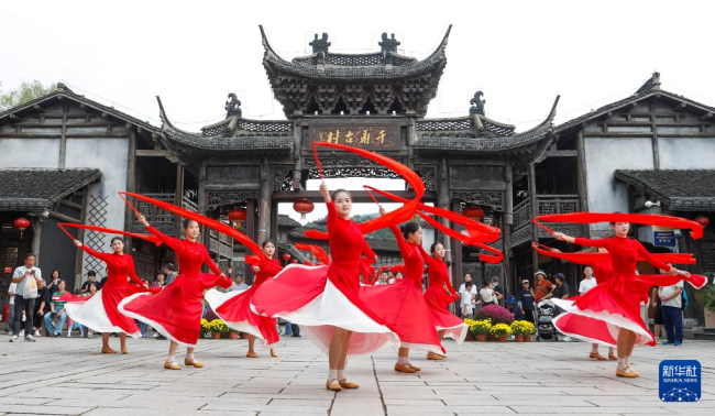 假期释放文旅消费热情 各地景区人潮如织